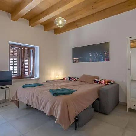 Old Town Stone House Будинок відпочинку *