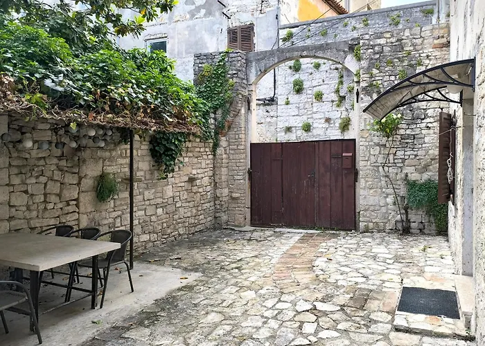 Old Town Stone House Сasa de vacaciones